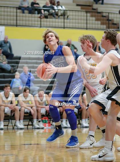 Thumbnail 1 in Hendersonville vs Wilson Central (TSSAA District 9-AAA Quarterfinal) photogallery.