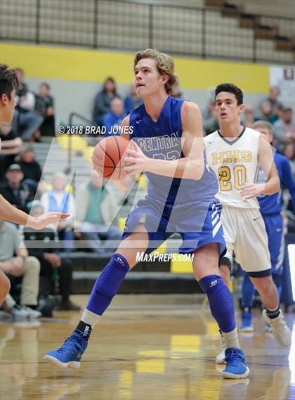 Thumbnail 1 in Hendersonville vs Wilson Central (TSSAA District 9-AAA Quarterfinal) photogallery.