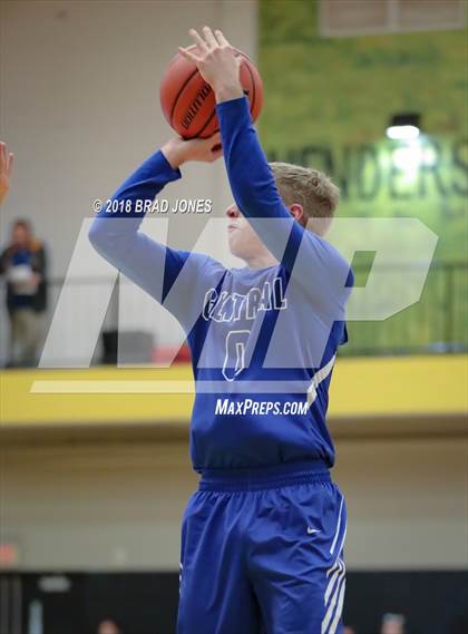 Thumbnail 2 in Hendersonville vs Wilson Central (TSSAA District 9-AAA Quarterfinal) photogallery.