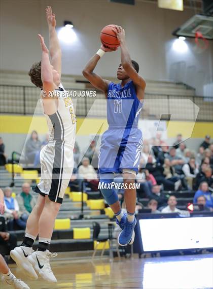 Thumbnail 3 in Hendersonville vs Wilson Central (TSSAA District 9-AAA Quarterfinal) photogallery.