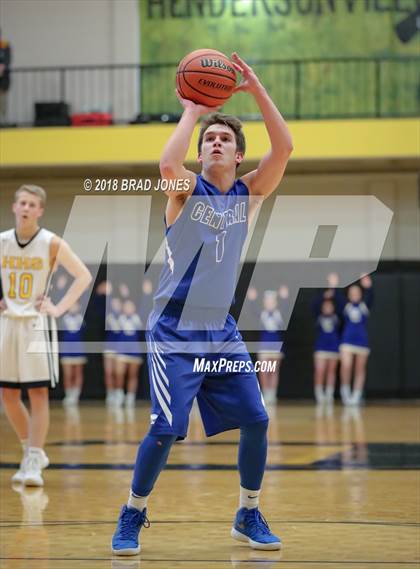 Thumbnail 3 in Hendersonville vs Wilson Central (TSSAA District 9-AAA Quarterfinal) photogallery.