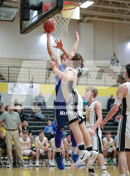 Thumbnail 2 in Hendersonville vs Wilson Central (TSSAA District 9-AAA Quarterfinal) photogallery.
