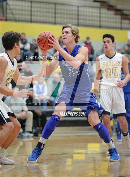 Thumbnail 2 in Hendersonville vs Wilson Central (TSSAA District 9-AAA Quarterfinal) photogallery.
