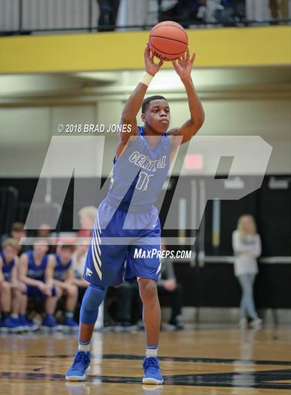 Thumbnail 3 in Hendersonville vs Wilson Central (TSSAA District 9-AAA Quarterfinal) photogallery.
