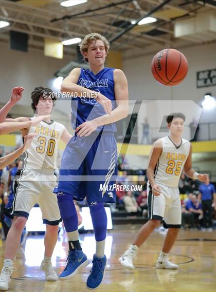 Thumbnail 1 in Hendersonville vs Wilson Central (TSSAA District 9-AAA Quarterfinal) photogallery.