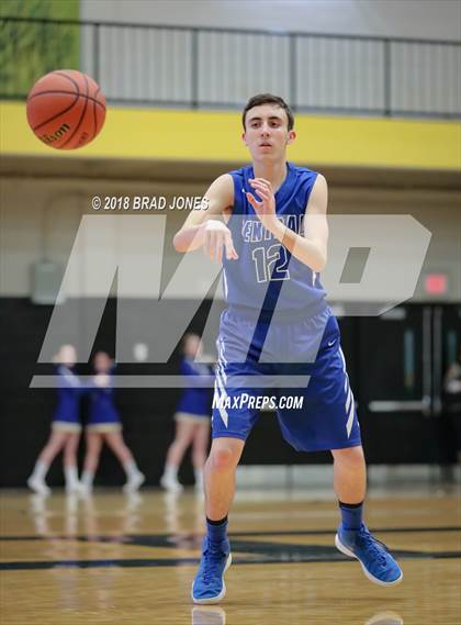 Thumbnail 2 in Hendersonville vs Wilson Central (TSSAA District 9-AAA Quarterfinal) photogallery.