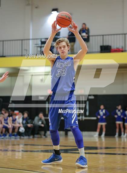 Thumbnail 1 in Hendersonville vs Wilson Central (TSSAA District 9-AAA Quarterfinal) photogallery.