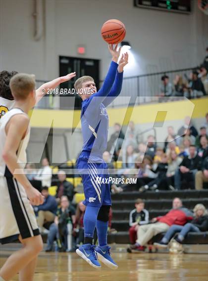 Thumbnail 1 in Hendersonville vs Wilson Central (TSSAA District 9-AAA Quarterfinal) photogallery.