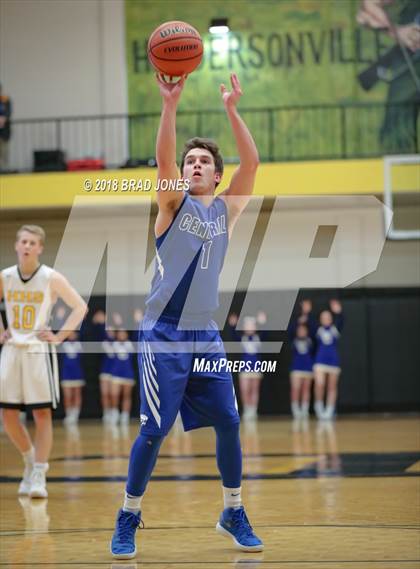 Thumbnail 1 in Hendersonville vs Wilson Central (TSSAA District 9-AAA Quarterfinal) photogallery.