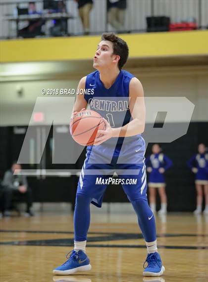 Thumbnail 3 in Hendersonville vs Wilson Central (TSSAA District 9-AAA Quarterfinal) photogallery.