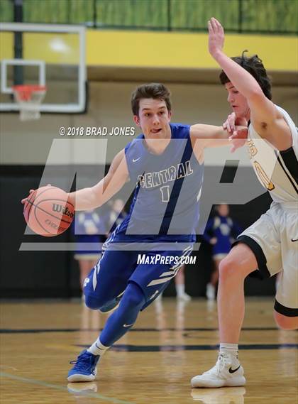 Thumbnail 1 in Hendersonville vs Wilson Central (TSSAA District 9-AAA Quarterfinal) photogallery.