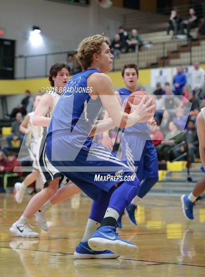 Thumbnail 2 in Hendersonville vs Wilson Central (TSSAA District 9-AAA Quarterfinal) photogallery.