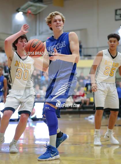 Thumbnail 3 in Hendersonville vs Wilson Central (TSSAA District 9-AAA Quarterfinal) photogallery.