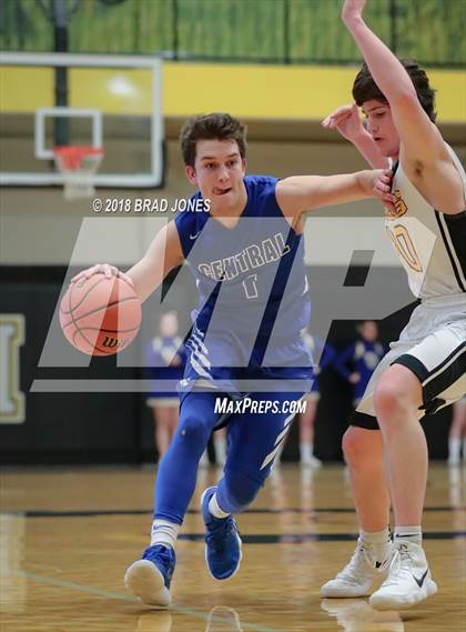 Thumbnail 3 in Hendersonville vs Wilson Central (TSSAA District 9-AAA Quarterfinal) photogallery.
