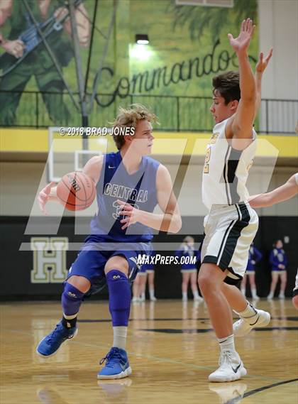 Thumbnail 2 in Hendersonville vs Wilson Central (TSSAA District 9-AAA Quarterfinal) photogallery.