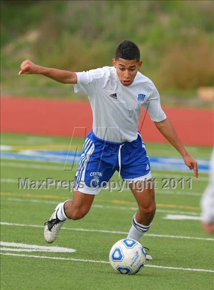 Thumbnail 3 in Central vs. Montgomery (San Diego City Tournament) photogallery.