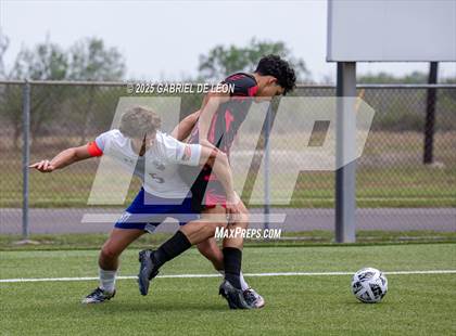 Thumbnail 1 in Progreso vs. La Vernia (UIL Region IV 4A D1 Soccer Semifinals) photogallery.
