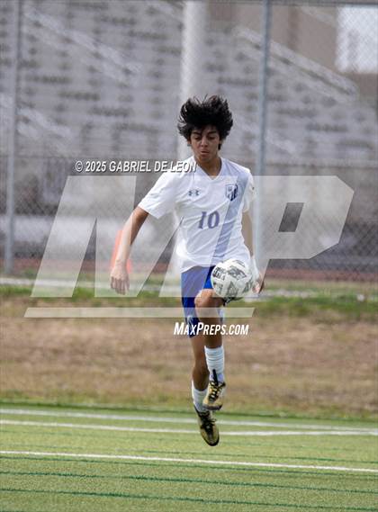 Thumbnail 2 in Progreso vs. La Vernia (UIL Region IV 4A D1 Soccer Semifinals) photogallery.