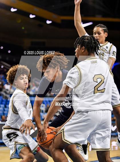 Thumbnail 2 in Servite vs. Loyola photogallery.