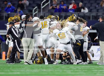 Thumbnail 3 in Franklin vs. Malakoff (UIL Football 3A D1 Final) photogallery.