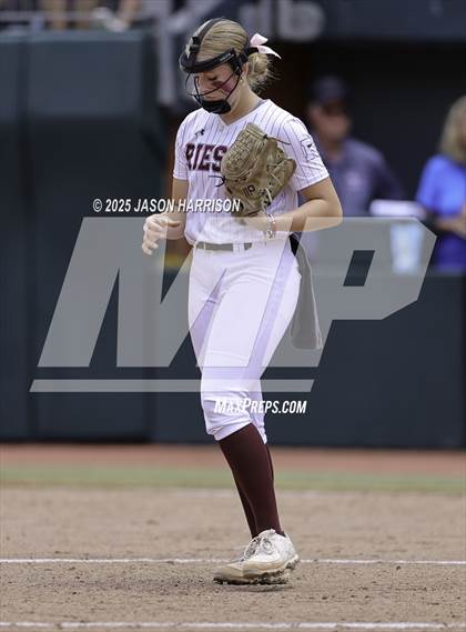 Thumbnail 3 in Riesel vs. Ganado (UIL Softball 2A D1 Final) photogallery.