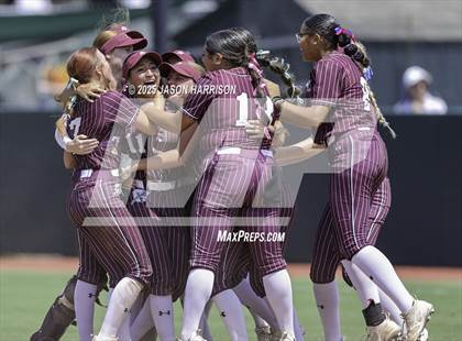 Thumbnail 2 in Riesel vs. Ganado (UIL Softball 2A D1 Final) photogallery.