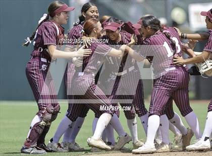 Thumbnail 3 in Riesel vs. Ganado (UIL Softball 2A D1 Final) photogallery.
