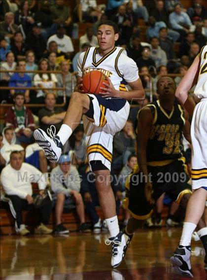Thumbnail 2 in Bellevue vs. Bishop O'Dowd (MaxPreps Holiday Classic) photogallery.