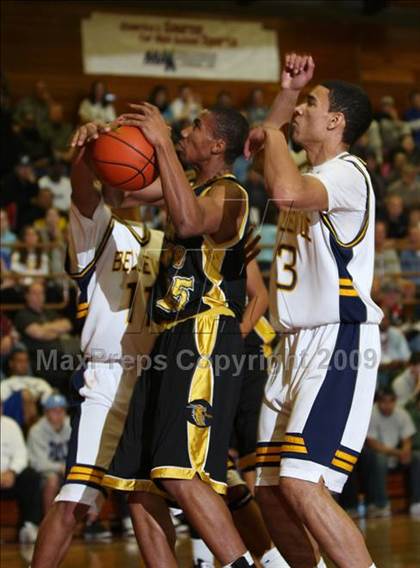 Thumbnail 3 in Bellevue vs. Bishop O'Dowd (MaxPreps Holiday Classic) photogallery.