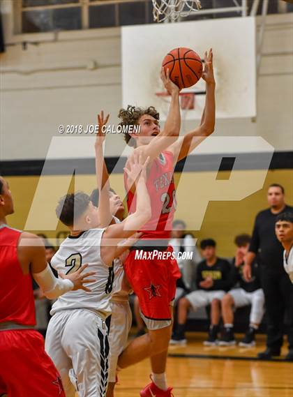 Thumbnail 3 in Ray vs Edison [Thomas A.] (SAISD Basketball Tournament) photogallery.