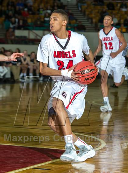 Thumbnail 2 in Arapahoe vs. Denver East (CHSAA 5A Great 8) photogallery.