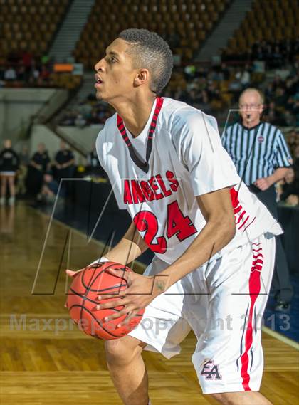 Thumbnail 1 in Arapahoe vs. Denver East (CHSAA 5A Great 8) photogallery.
