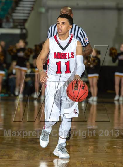 Thumbnail 3 in Arapahoe vs. Denver East (CHSAA 5A Great 8) photogallery.
