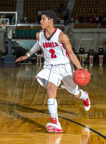 Thumbnail 1 in Arapahoe vs. Denver East (CHSAA 5A Great 8) photogallery.