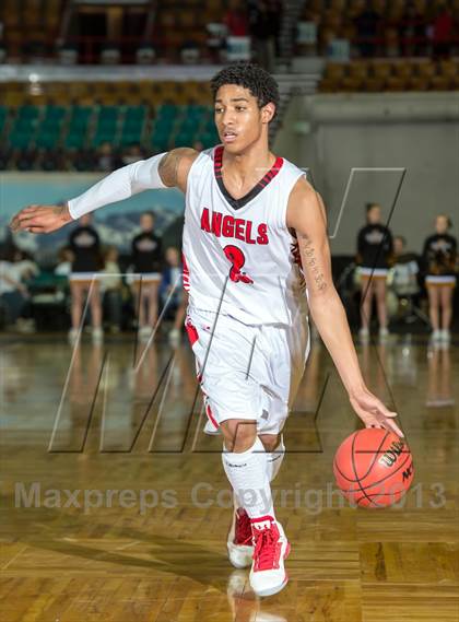 Thumbnail 3 in Arapahoe vs. Denver East (CHSAA 5A Great 8) photogallery.