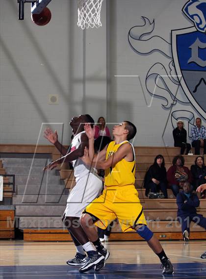 Thumbnail 3 in Godinez vs Bell Jeff (MaxPreps Holiday Classic) photogallery.