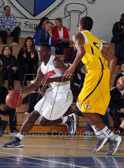 Thumbnail 2 in Godinez vs Bell Jeff (MaxPreps Holiday Classic) photogallery.