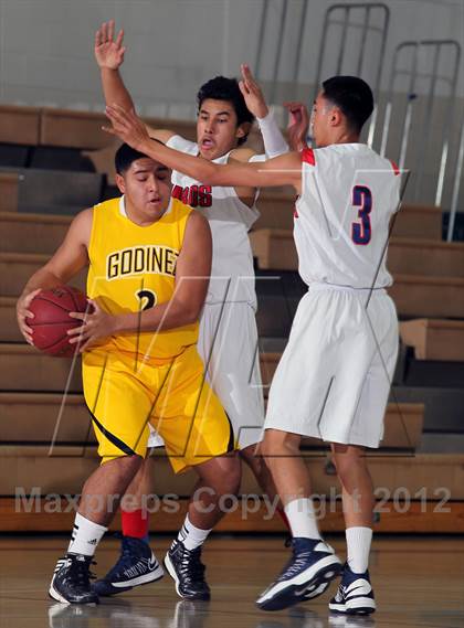 Thumbnail 3 in Godinez vs Bell Jeff (MaxPreps Holiday Classic) photogallery.