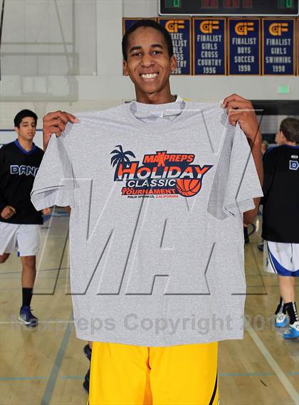 Thumbnail 3 in Godinez vs Bell Jeff (MaxPreps Holiday Classic) photogallery.