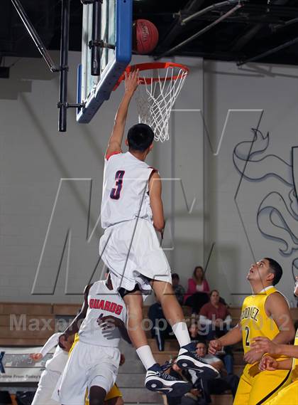 Thumbnail 1 in Godinez vs Bell Jeff (MaxPreps Holiday Classic) photogallery.