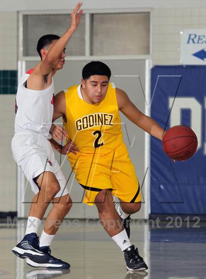 Thumbnail 1 in Godinez vs Bell Jeff (MaxPreps Holiday Classic) photogallery.