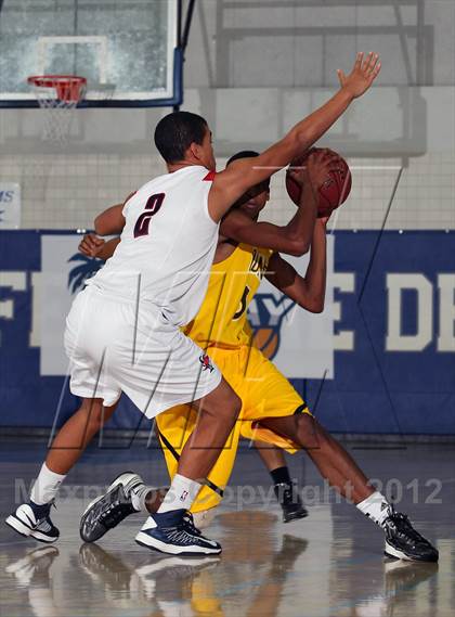 Thumbnail 3 in Godinez vs Bell Jeff (MaxPreps Holiday Classic) photogallery.