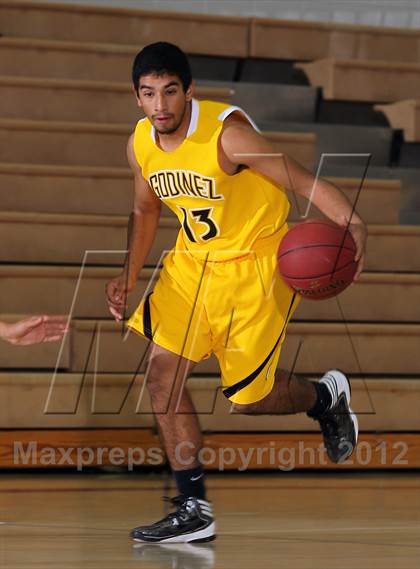 Thumbnail 1 in Godinez vs Bell Jeff (MaxPreps Holiday Classic) photogallery.