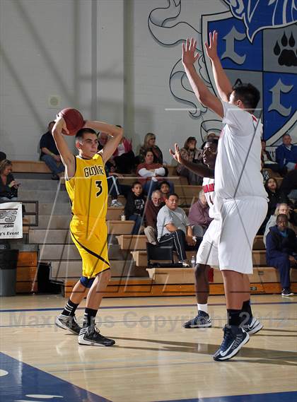 Thumbnail 3 in Godinez vs Bell Jeff (MaxPreps Holiday Classic) photogallery.