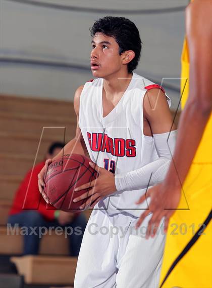 Thumbnail 2 in Godinez vs Bell Jeff (MaxPreps Holiday Classic) photogallery.