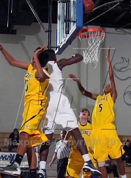 Thumbnail 3 in Godinez vs Bell Jeff (MaxPreps Holiday Classic) photogallery.