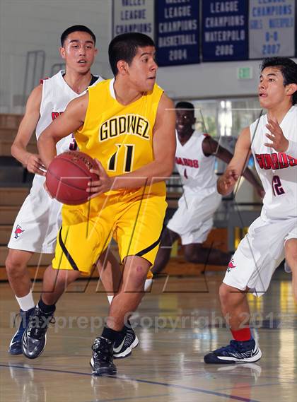 Thumbnail 2 in Godinez vs Bell Jeff (MaxPreps Holiday Classic) photogallery.