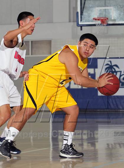 Thumbnail 2 in Godinez vs Bell Jeff (MaxPreps Holiday Classic) photogallery.