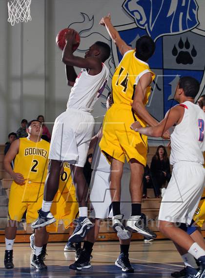 Thumbnail 1 in Godinez vs Bell Jeff (MaxPreps Holiday Classic) photogallery.