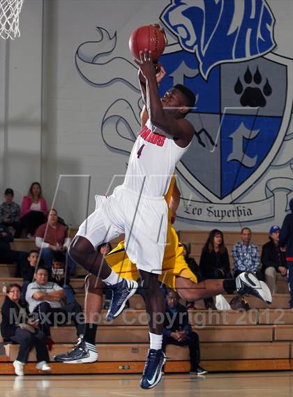 Thumbnail 1 in Godinez vs Bell Jeff (MaxPreps Holiday Classic) photogallery.